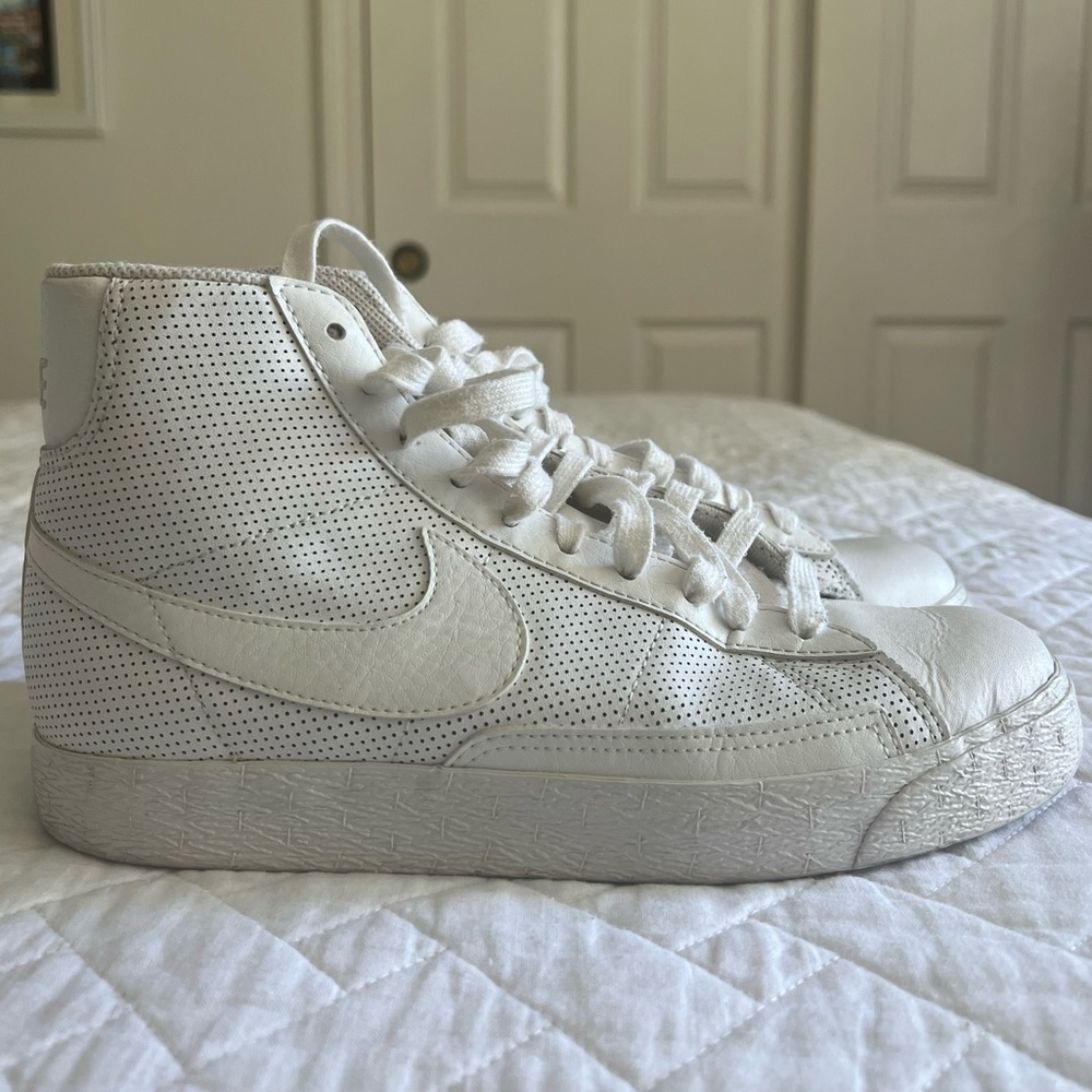 Nike Blazer Mid Triple White Youth 6Y / Women’s 8